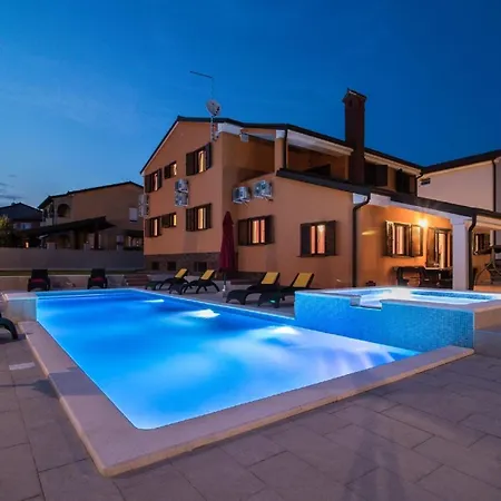 Mit Privatpool Fuer 14 Personen Ca 350 Qm In Pula, Istrien Istrische Riviera Otel *
