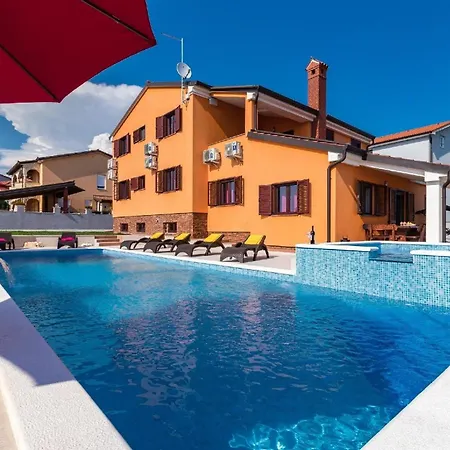 Mit Privatpool Fuer 14 Personen Ca 350 Qm In Pula, Istrien Istrische Riviera Otel *