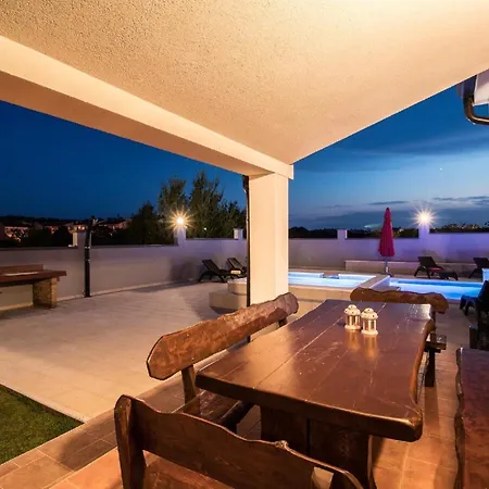 Otel Mit Privatpool Fuer 14 Personen Ca 350 Qm In Pula, Istrien Istrische Riviera *